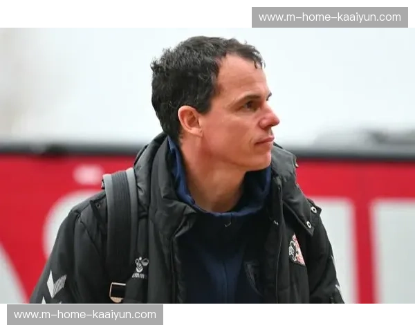 桑德兰边后卫线崩塌，穆杰莱雷尼尔多伤缺边路漏洞明显