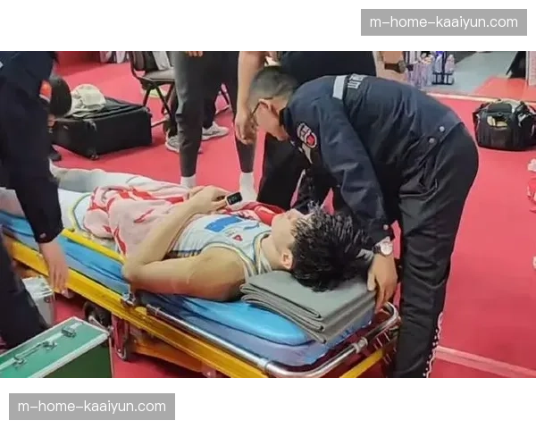 曾凡博膝盖积水伤情较重 许利民坦言暂无明确归期